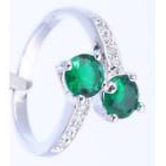 Beautiful green and silver dress ring - Picture 3 of 3